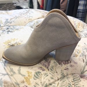 Chinese Laundry size 6 open back bootie